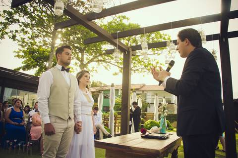 casamento de dia na praia em bombinhas ao por do sol'