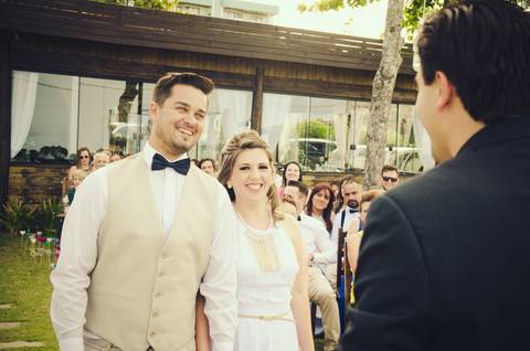 casamento de dia na praia em bombinhas ao por do sol'