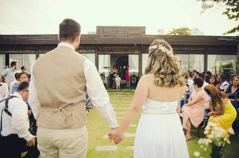 casamento de dia na praia em bombinhas ao por do sol'
