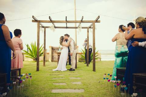 beijo dos noivos casamento de dia na praia em bombinhas ao por do sol'