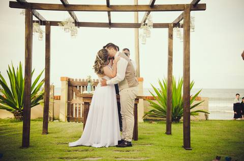 beijo dos noivos casamento de dia na praia em bombinhas ao por do sol'