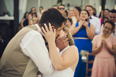 beijo dos noivos casamento de dia na praia em bombinhas ao por do sol'