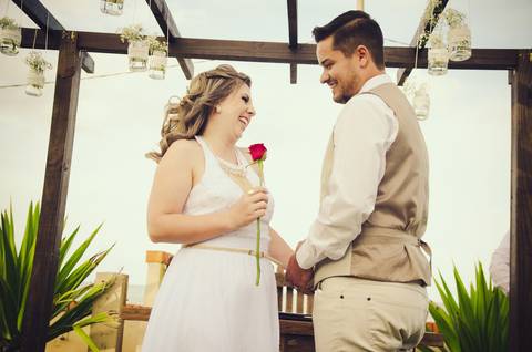 casamento de dia na praia em bombinhas ao por do sol'