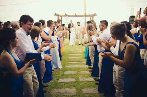 corredor de padrinhos casamento de dia na praia em bombinhas ao por do sol'