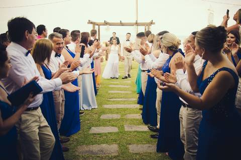 corredor de padrinhos casamento de dia na praia em bombinhas ao por do sol'