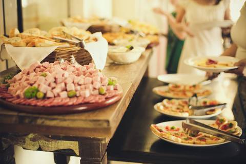 buffet de frios no casamento de dia no restaurante casa da praia em bombinhas ao por do sol'