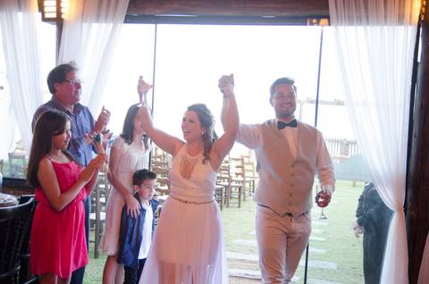 brinde dos noivos casamento de dia no restaurante casa da praia em bombinhas ao por do sol'