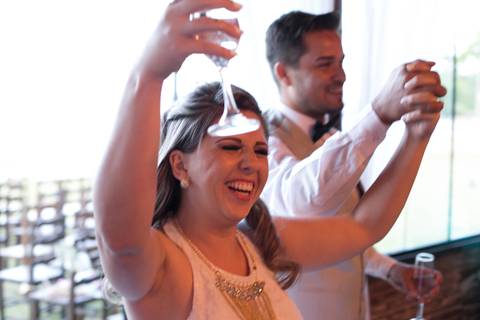 brinde dos noivos casamento de dia no restaurante casa da praia em bombinhas ao por do sol'