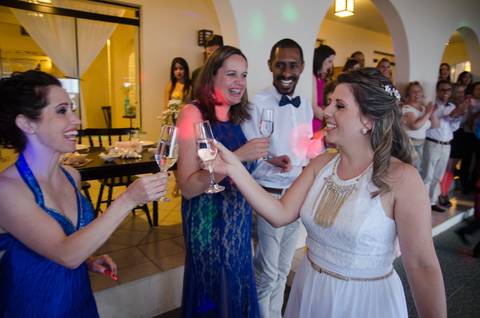 brinde dos noivos casamento de dia no restaurante casa da praia em bombinhas ao por do sol'