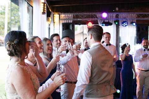 brinde dos noivos casamento de dia no restaurante casa da praia em bombinhas ao por do sol'