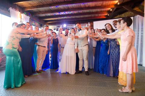 brinde dos noivos casamento de dia no restaurante casa da praia em bombinhas ao por do sol'