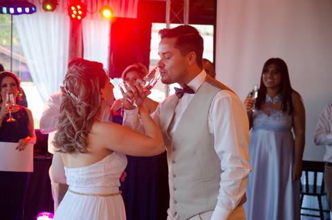 brinde dos noivos casamento de dia no restaurante casa da praia em bombinhas ao por do sol'