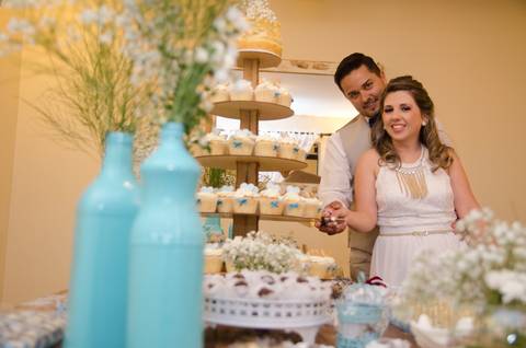 corte do bolo dos noivos casamento de dia no restaurante casa da praia em bombinhas ao por do sol'