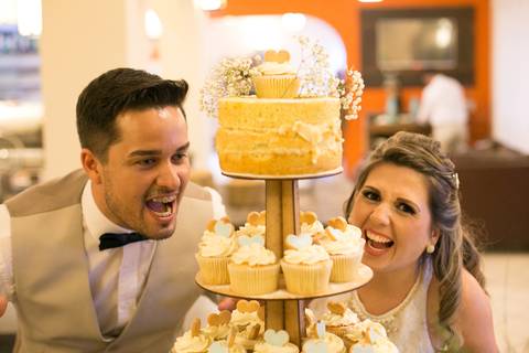 corte do bolo dos noivos casamento de dia no restaurante casa da praia em bombinhas ao '