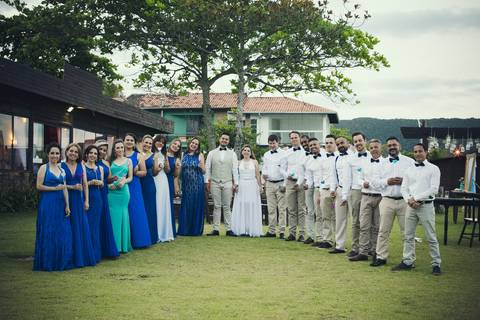 trajes de madrinhas de casamento tons azul padrinhos em tom bege praia por do sol bombinhas'