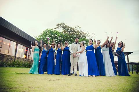 trajes de madrinhas de casamento tons azul padrinhos em tom bege praia por do sol bombinhas'