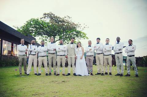 trajes de casamento padrinhos em tom bege praia por do sol bombinhas'