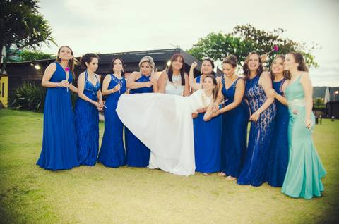 trajes de madrinhas de casamento tons azul praia por do sol bombinhas'