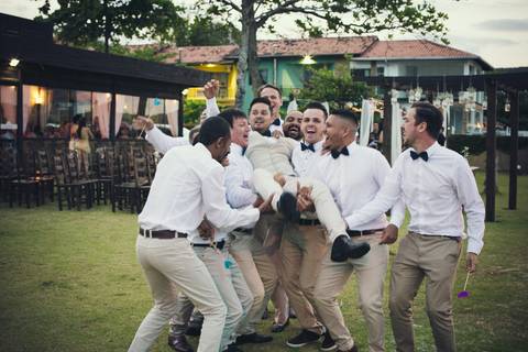 trajes de madrinhas de casamento tons azul padrinhos em tom bege praia por do sol bombinhas'