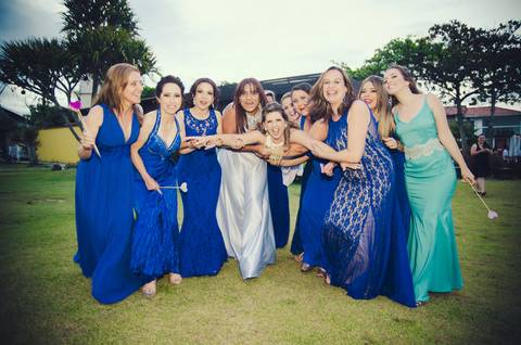 trajes de madrinhas de casamento tons azul padrinhos em tom bege praia por do sol bombinhas'