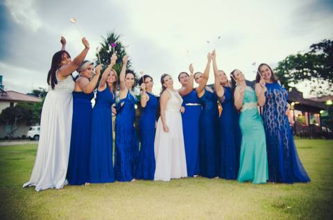 trajes de madrinhas de casamento tons azul padrinhos em tom bege praia por do sol bombinhas'