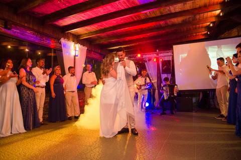 primeira dança de casamento valsa dos noivos no restaurante casa da praia em bombinhas'
