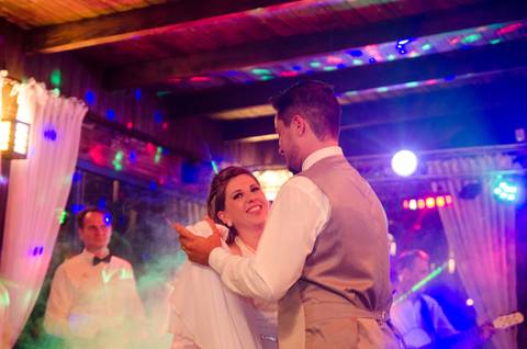 primeira dança de casamento valsa dos noivos no restaurante casa da praia em bombinhas'