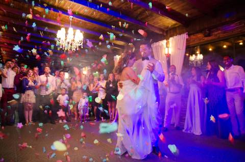 primeira dança de casamento valsa dos noivos no restaurante casa da praia em bombinhas'