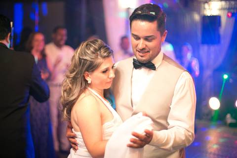 primeira dança de casamento valsa dos noivos no restaurante casa da praia em bombinhas'