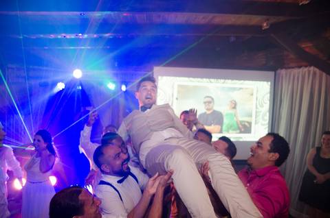 noivo sendo arremessado pelos seus amigos casamento no restaurante casa da praia em bombinhas'