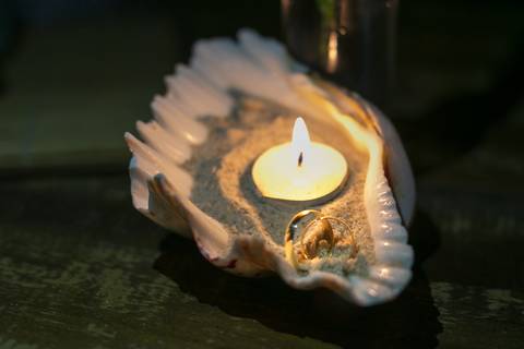 alianças de casamento vela na praia'