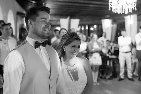 noivos sorridentes na homenagem da família'