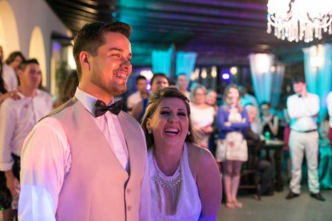 noivos sorridentes na homenagem da família'