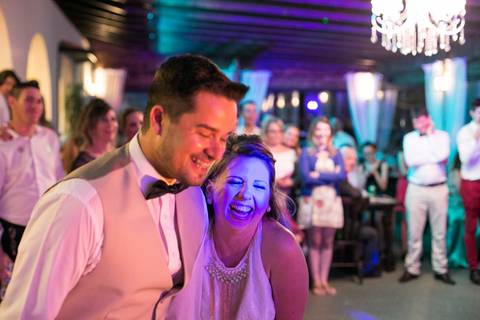 noivos sorridentes na homenagem da família'