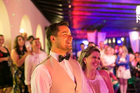 noivos sorridentes na homenagem da família'