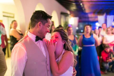 noivos sorridentes na homenagem da família'