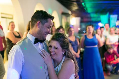 noivos sorridentes na homenagem da família'