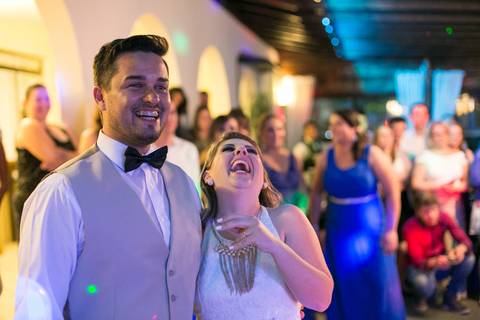 noivos sorridentes na homenagem da família'