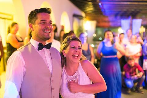 noivos sorridentes na homenagem da família'