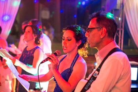 noivos sorridentes na homenagem da família'