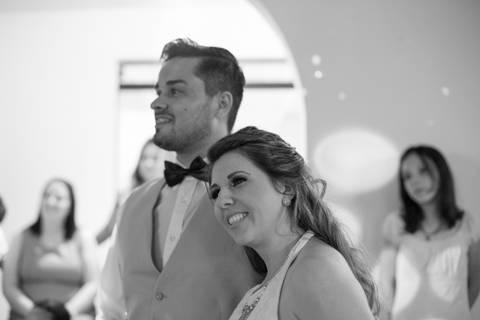 noivos sorridentes na homenagem da família'