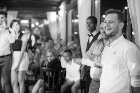 noivos sorridentes na homenagem da família'