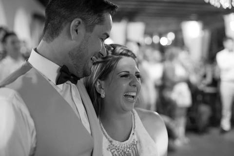 noivos sorridentes na homenagem da família'