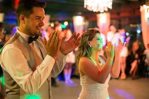 noivos sorridentes na homenagem da família'