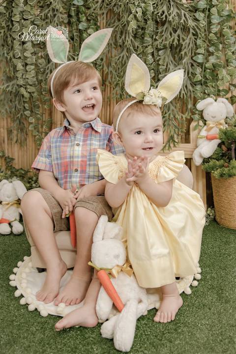 Páscoa Ensaio Temático coelhinho da páscoa coelho fotografia Niterói Rio de Janeiro Brasil irmãos'