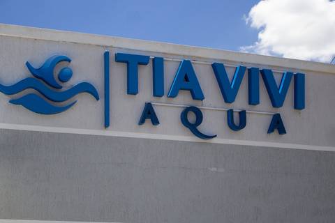 Letreiro da fachada no dia da inauguração do espaço da Tia Vivi Aqua'