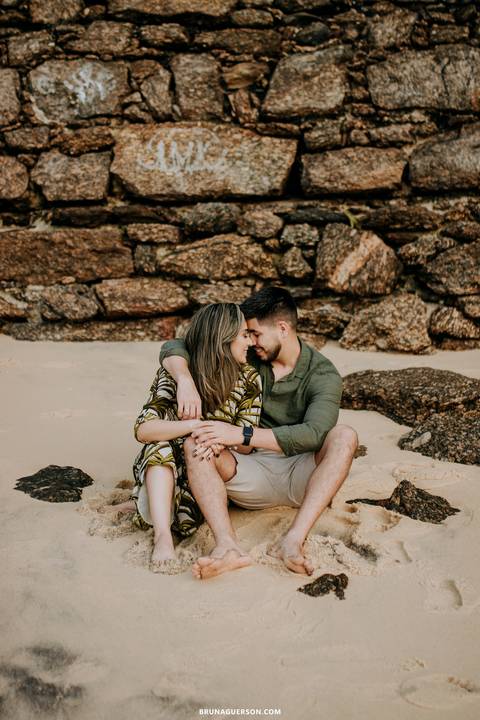 ensaio de casal praia vermelha rio de janeiro rj  bruna guerson sentados'