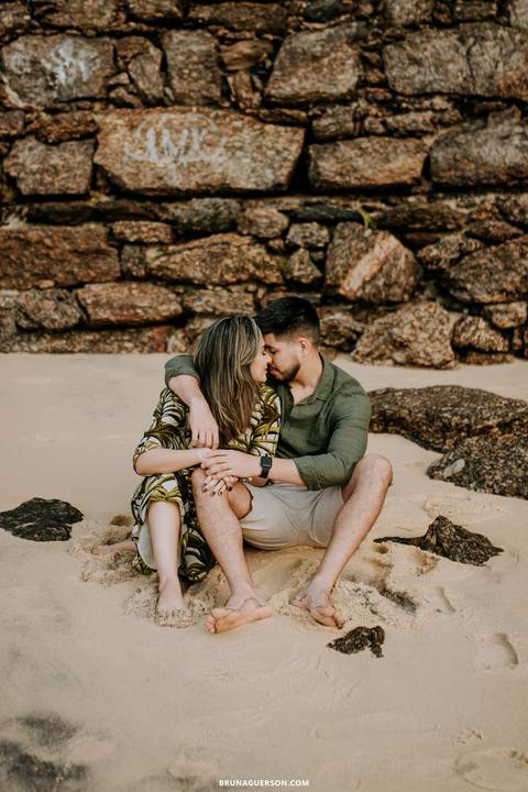 ensaio de casal praia vermelha rio de janeiro rj  bruna guerson sentados'