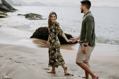 ensaio de casal praia vermelha rio de janeiro rj  bruna guerson casal andando'