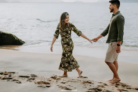 ensaio de casal praia vermelha rio de janeiro rj  bruna guerson casal correndo'